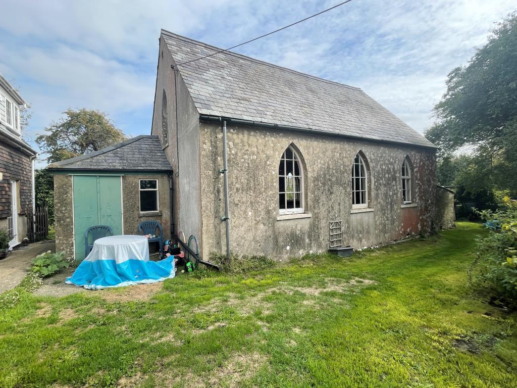 Lot: 32 - VACANT CHURCH WITH POTENTIAL - Church and surrounding gardens